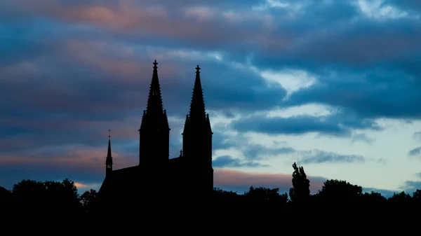 Basílica de San Pedro y San Pablo en Vysehrad. Silueta negra de dos torres en el cielo nocturno, Praga, República Checa —  Fotos de Stock