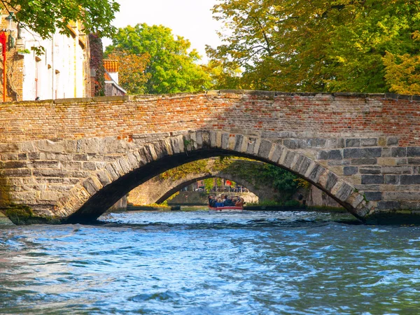 Canales de agua de la ciudad con barcos turísticos en el centro histórico de Brujas, también conocida como Brujas, Bélgica, Europa —  Fotos de Stock