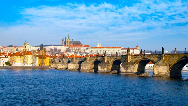 Prague Hradcany Panorama on sunny day. Charles Bridge over Vltava River with Prague Castle, Czech Republic — Stock Photo, Image