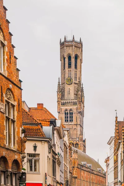A harangtorony, más néven Belfort, Bruges középkori harangtorony, a történelmi központjában, Bruges, Belgium. Close-Up Nézd felső — Stock Fotó