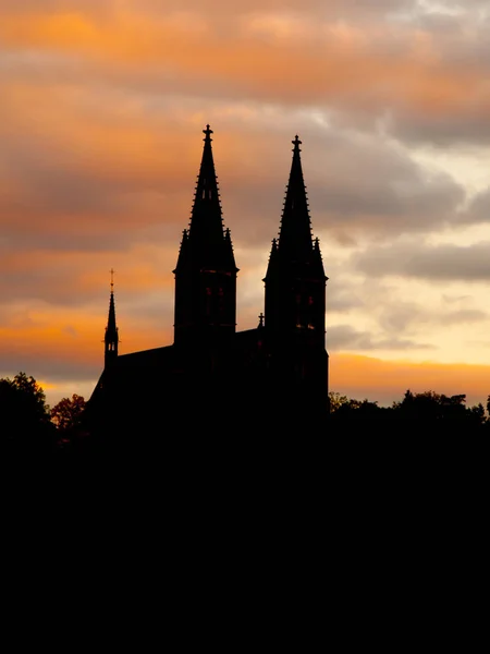 Basílica de San Pedro y San Pablo en Vysehrad. Silueta negra de dos torres en el cielo nocturno, Praga, República Checa —  Fotos de Stock