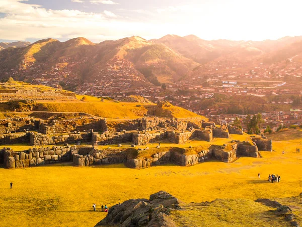 Fort Sacsayhuaman e Cuzco città sul backgroudn nella giornata di sole, Perù — Foto Stock