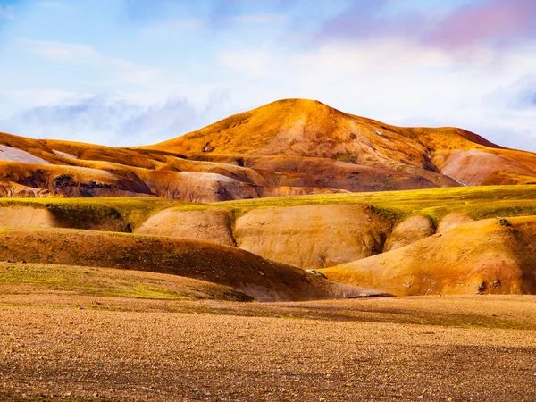 Пейзаж на Landmannalaugar в ритмичных горах природного заповедника Fjallabak, иначе Радужные горы, Исландия — стоковое фото