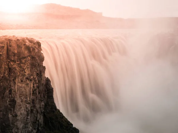 Detifoss 瀑布被日落，照亮冰岛北部。通过长时间曝光的丝绸水效果 — 图库照片