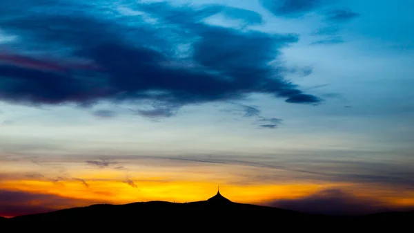 Färgstark solnedgång sky panorama med silhuetten av Jested bergsryggen, Liberec, Tjeckien — Stockfoto