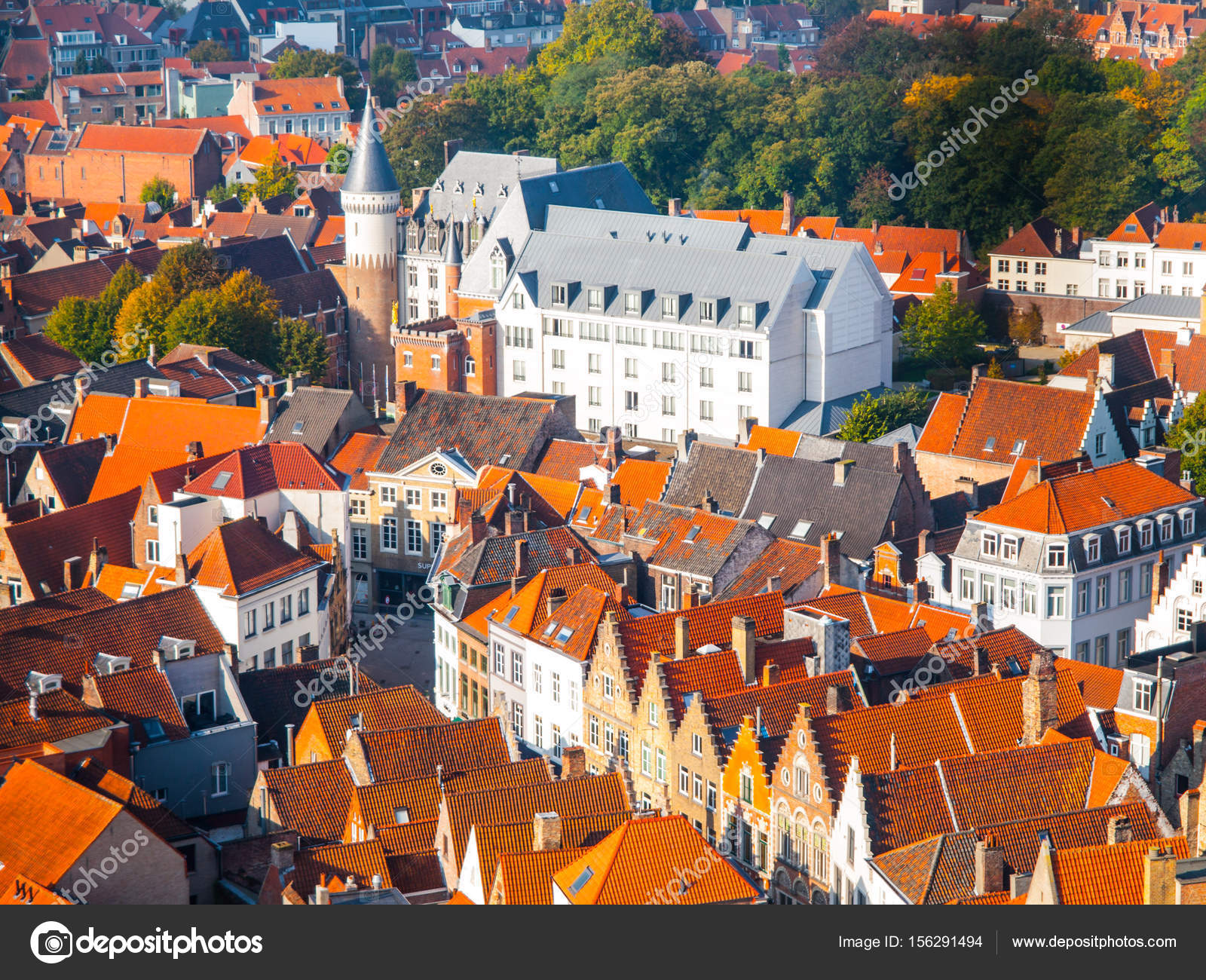 Vista aérea de estrechas calles y los tejados rojos de Brujas, Bélgica