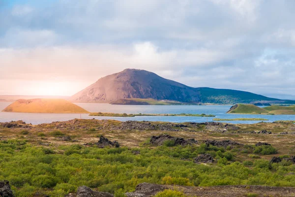 Čas západu slunce v sopečné krajině u jezera Myvatn, aka jezero komárů, Severní Island — Stock fotografie