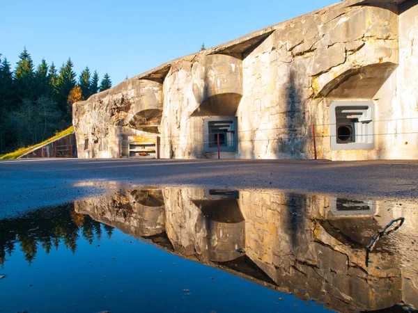 Fortezza d'artiglieria Hanicka a Orlicke Hory, Repubblica Ceca. Vecchia roccaforte massiccia della seconda guerra mondiale — Foto Stock