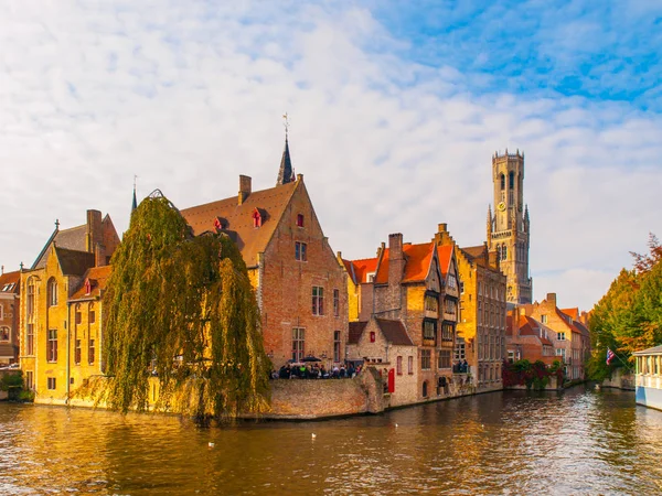 Paisaje urbano de Brujas, Flandes, Bélgica. Canal de agua en Rozenhoedkaai con viejos edificios de ladrillo y torre de campanario en el fondo —  Fotos de Stock