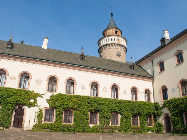 Внутренний двор Сыхровского замка. Замок в неоготическом стиле недалеко от Турнова, Чехия — стоковое фото