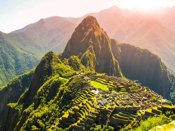 Starověké město Inků Machu Picchu osvětlena Sluncem. Ruiny města Inků ztratil v peruánské džungle. Seznam světového dědictví UNESCO lokality, Peru, Jižní Amerika — Stock fotografie