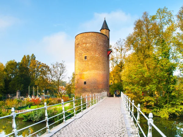 Torre de pedra velha no lago Minnewater, aka Lake of Love, em Bruges, Bélgica — Fotografia de Stock