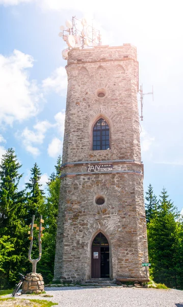Antigua torre de observación de piedra Zaly en las montañas gigantes, Krkonose, República Checa — Foto de Stock