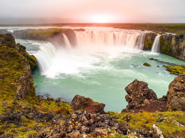 Godafoss cachoeira na hora do pôr do sol, norte da Islândia — Fotografia de Stock