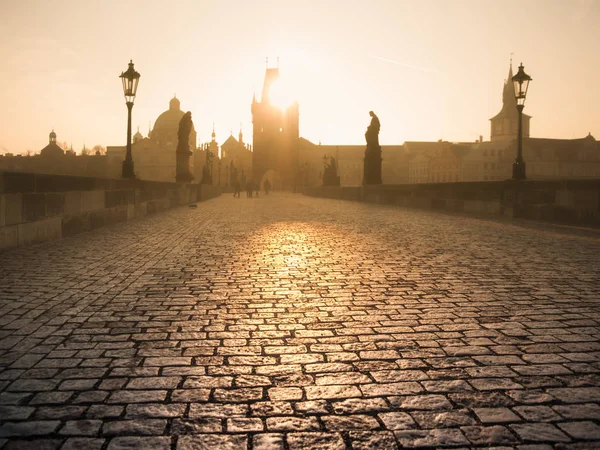 Charles Bridge op zonsondergang tijd, oude binnenstad van Praag, Tsjechië — Stockfoto