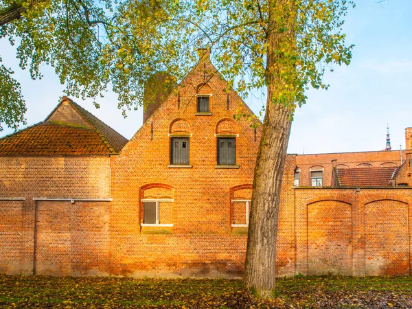 Historical brick building of Minnewater hospital in Bruges, Belgium — Stock Photo, Image