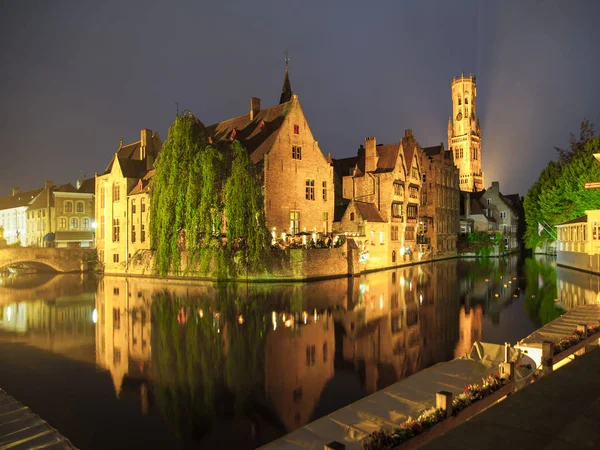 El muelle del Rosario, Rozenhoedkaai, con campanario de noche, Brujas, Bélgica — Foto de Stock