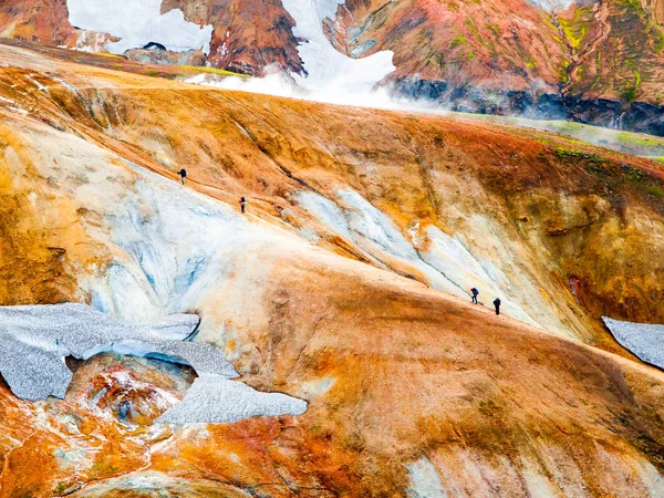 Gruppo di escursionisti che percorrono il sentiero a Landmannalaugar, Laugavegur trek, Islanda — Foto Stock