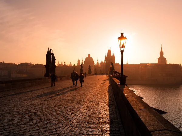Charles Bridge op zonsondergang tijd, oude binnenstad van Praag, Tsjechië — Stockfoto