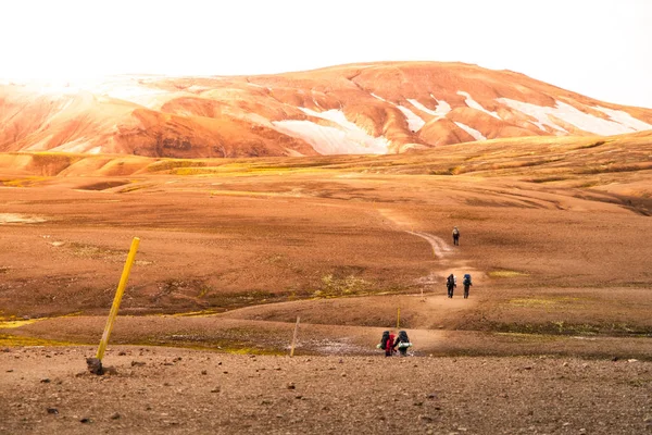 在冰岛Laugavegur trek的Landmannalaugar的小径上行走的一群徒步者 — 图库照片