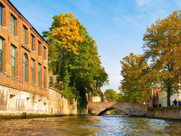 Casas de tijolos antigos ao longo dos canais de água em Bruges, Bélgica — Fotografia de Stock