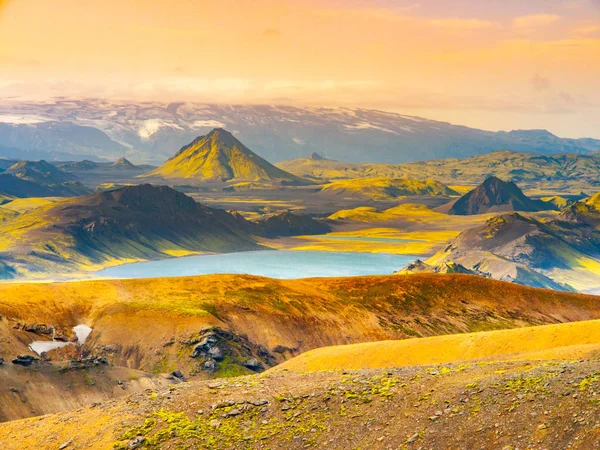 Paisaje de las tierras altas islandesas en el sendero de Laugavegur con el lago Alftavatn, Islandia — Foto de Stock