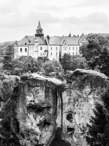Castelo medieval Hruba Skala situado em um penhasco de arenito íngreme no Paraíso Boêmio, ou Cesky Raj, República Checa — Fotografia de Stock
