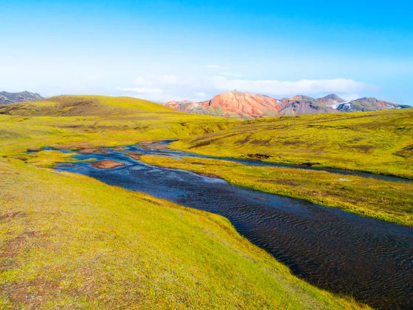 Paysage verdoyant vallonné d'Islande Highlands avec rivière glaciaire autour du sentier de randonnée de Laugavegur par temps ensoleillé, Islande — Photo