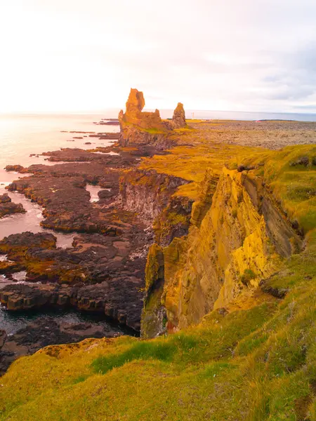 Londrangar, formación de lava de roca en el mar. Acantilados de basalto erosionados en el mar salvaje en la costa de la península de Sneafellsnes, Islandia — Foto de Stock