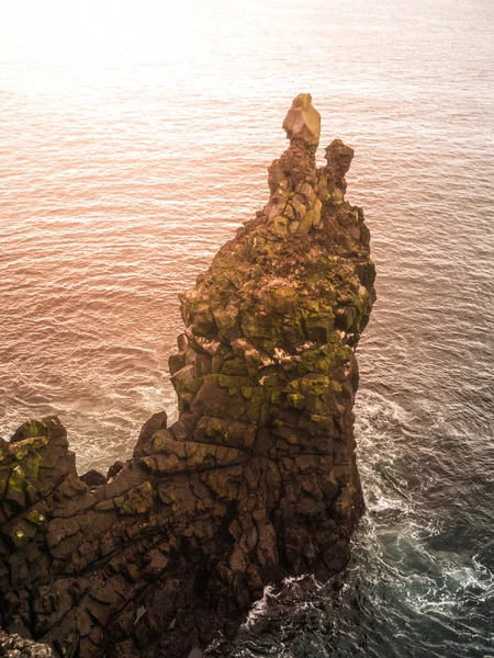 Londrangar, formação de lava rochosa no mar. Falésias de basalto erodidas no mar selvagem na costa na península de Sneafellsnes, Islândia — Fotografia de Stock