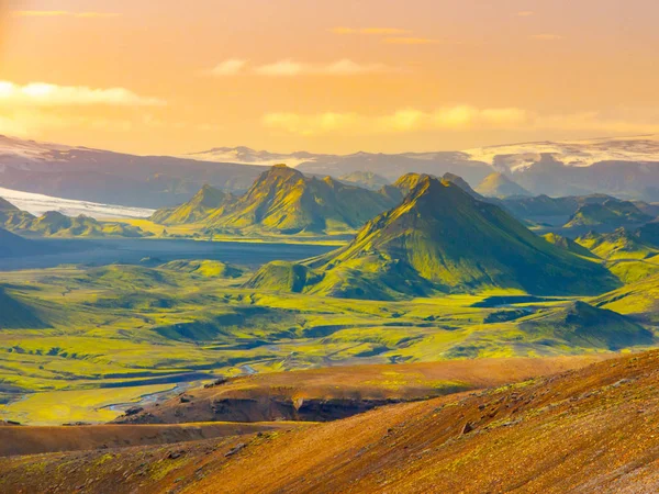 Paysage des hautes terres islandaises au sentier Laugavegur avec lac Alftavatn, Islande — Photo