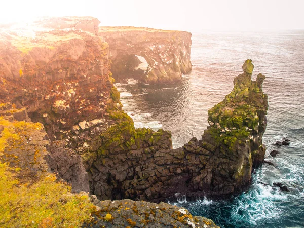 Londrangar, formazione di lava rocciosa nel mare. Scogliere di basalto erose nel mare selvaggio sulla costa della penisola di Sneafellsnes, Islanda — Foto Stock