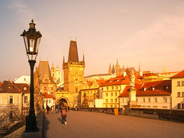 Die Karlsbrücke mit dem Brückenturm der Kleinstadt und der Prager Burg im Hintergrund. sonniger Morgen in Prag, Tschechische Republik — Stockfoto