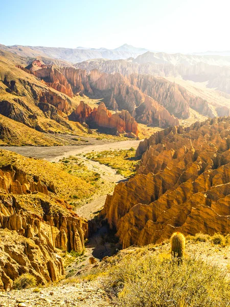 Paesaggio intorno alla valle di Quebrada de Palala con formazioni rocciose erose a picco, passo di El Sillar vicino a Tupiza, Bolivia, Sud America — Foto Stock