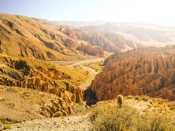 Paesaggio intorno alla valle di Quebrada de Palala con formazioni rocciose erose a picco, passo di El Sillar vicino a Tupiza, Bolivia, Sud America — Foto Stock