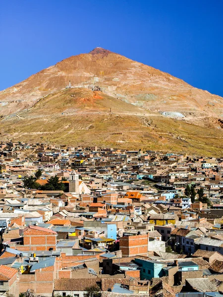 Cerro Rico och hustaken i Potosi city centre, Bolivia, Sydamerika — Stockfoto