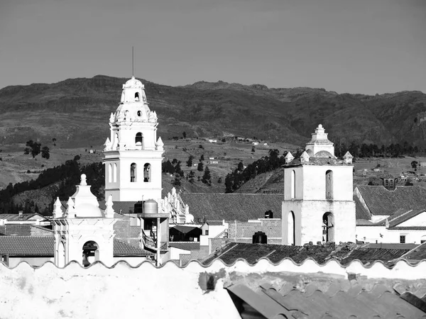白色的殖民地钟塔和橙色屋顶在玻利维亚苏克雷，南美洲 — 图库照片