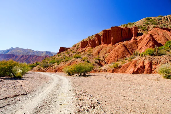 Paesaggio occidentale con formazioni rocciose rosse nella secca Quebrada de Palmira vicino a Tupiza, Ande boliviane, Sud America — Foto Stock