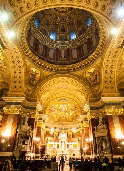 Indoor view of colorful picturesque dome ceiling in Saint Stephens Basilica, Budapest, Hungary — Stock Photo, Image