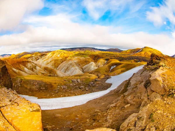 Landskap vid Landmannalaugar i rytmiska berg i Fjallabak naturreservat, aka Rainbow berg, Island — Stockfoto