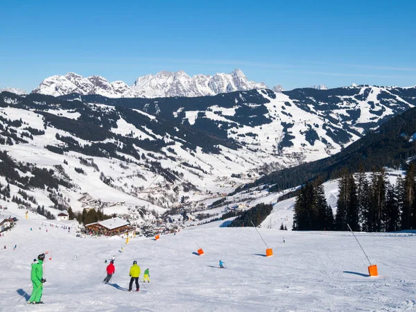 Nedför sluttningen och apres ski fjällstuga med restaurangterrassen i Saalbach Hinterglemm Leogang vinter resort, Tirol, Österrike, Europa. Solig dag sköt — Stockfoto