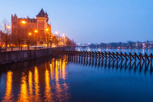 De manhã cedo na Cidade Velha de Praga. Candeeiros de rua quentes em Smetana Embankment refletido no frio Rio Vltava. Praga, capital da República Checa, Europa. Património Mundial da UNESCO — Fotografia de Stock