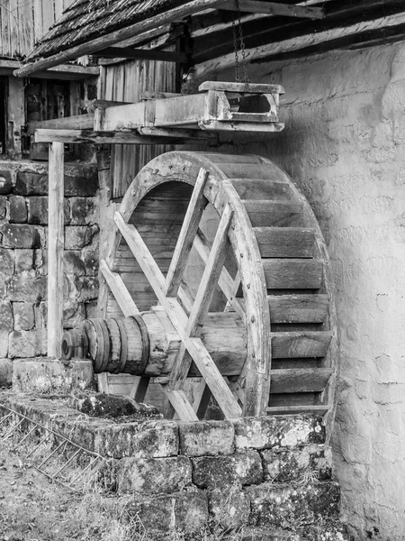 Rueda de agua vieja molino sin agua, imagen en blanco y negro — Foto de Stock