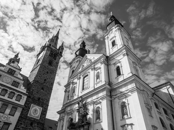 Siyah Tower ve kilise Virgin Mary Immaculate Conception ve St. Ignatus Klatovy, Çek Cumhuriyeti. Siyah beyaz resim — Stok fotoğraf