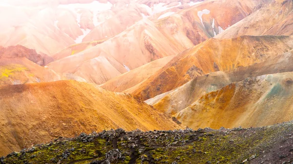 Landskap vid Landmannalaugar i rytmiska berg i Fjallabak naturreservat, aka Rainbow berg, Island — Stockfoto