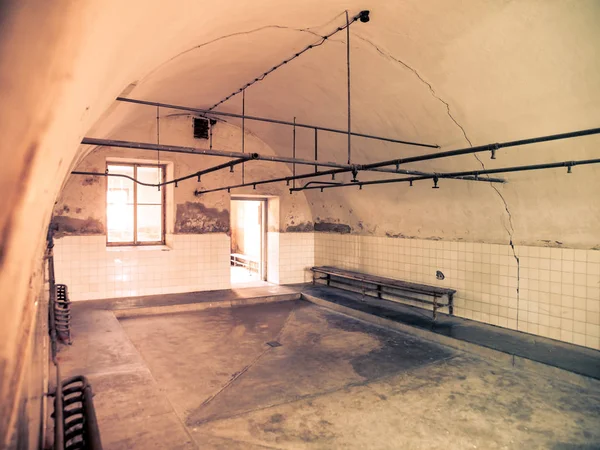Interior del baño con duchas en prisión —  Fotos de Stock