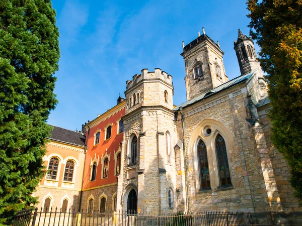 Castelo Sychrov. Castelo de estilo neo-gótico com belo parque de estilo inglês. Bohemian Paradise, República Checa — Fotografia de Stock