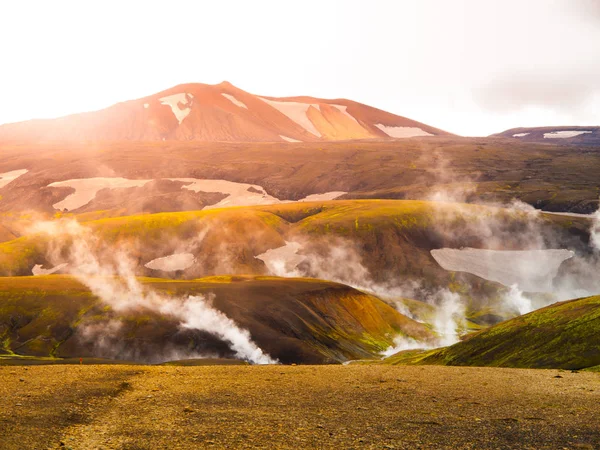 Landmannalaugar regenboog bergen in Fjallabak Natuurreservaat, IJsland — Stockfoto