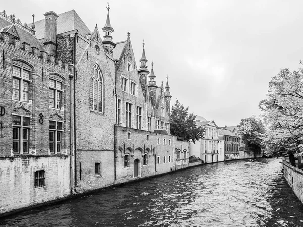 Antiguas casas de ladrillo a lo largo de los canales de agua en Brujas, Bélgica —  Fotos de Stock