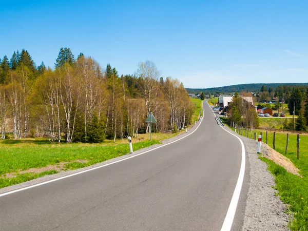 山の狭い田舎のアスファルト道路 — ストック写真